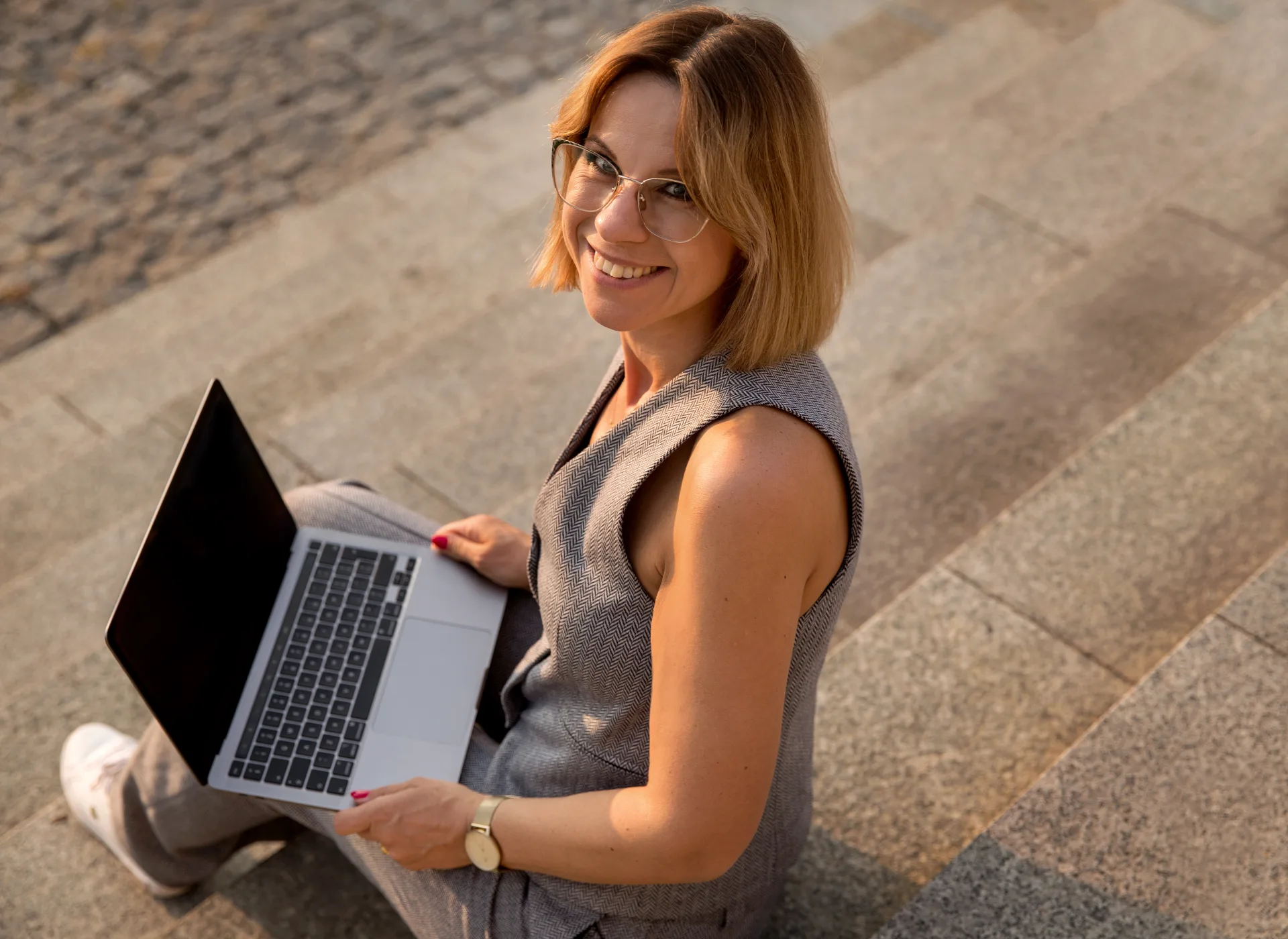 kobieta pracuje przed komputerem