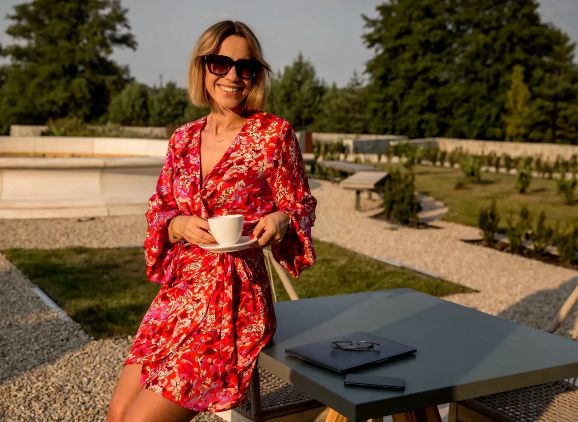 Monika Sokołowska z&nbsp;białą filiżanką