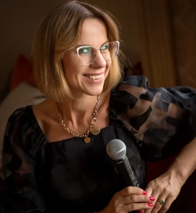 Monika Sokołowska z&nbsp;mikrofonem