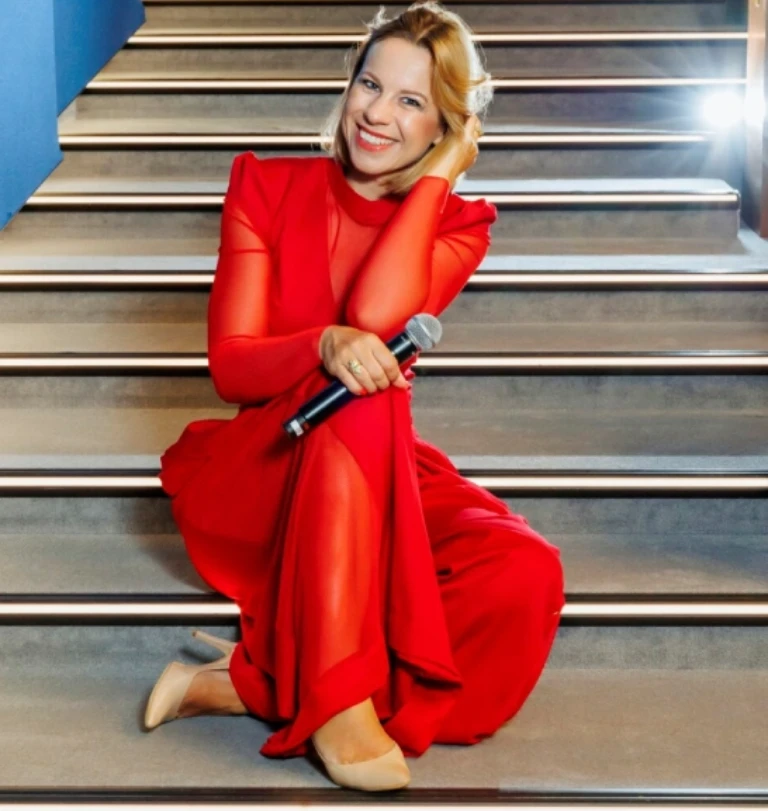 Monika Sokołowska na schodach